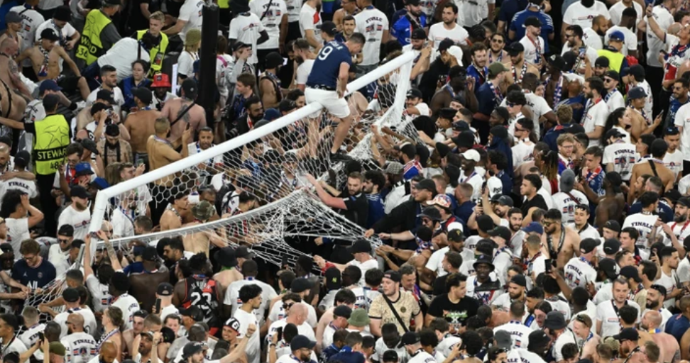 CĐV PSG Biến Allianz Arena Thành Biển Người Sau Chiến Thắng Champions League